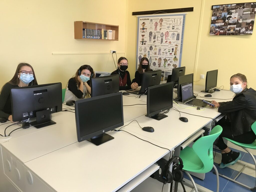 žáci v jazykové učebně